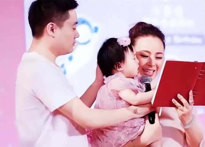 丁俊晖家庭欢喜添新生命，42岁妻子成功产下孩子，引发网友震撼！