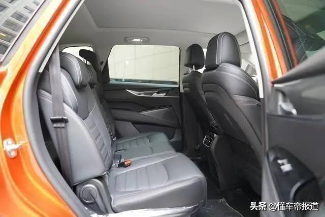 上汽大通中型SUV D60正式上市，售9.38万元起，5/6/7座可选